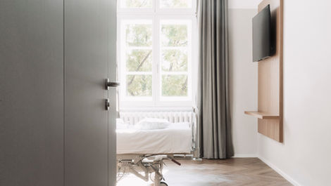 So wurde die Station A1 im denkmalgeschützten Altbau des Hauses neu ausgebaut und die 21 Patientenzimmer inklusive Bäder, sowie die Stationszimmer modernisiert. Die Verwendung sorgfältig ausgewählter Materialien schafft eine helle und angenehme Atmosphäre im Haus. M

ROECK Architekten | Röck | Sanatorium Kettenbrücke | Innsbruck | Architekt Innsbruck | Krankenhaus Innsbruck | Architekturbüro Innsbruck | Architekt Sanatorium 
