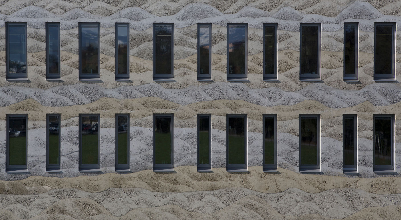 Hallhaus | Hall in Tirol | ROECK Architekten | Innsbruck | Architekt Fröschl Hall | Architekt Innsbruck | Sichtbetonfassade | Stampfbeton | Architekt Beton | Bürogebäude modern