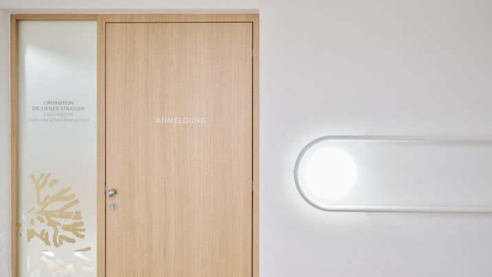 Modernisiertes Ärztehaus Dr. Liener Strasser in Schwaz, barrierefreie Praxisräume, klare Architektur, geplant von ROECK Architekten Innsbruck.