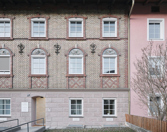 Modernisiertes Ärztehaus Dr. Liener Strasser in Schwaz, barrierefreie Praxisräume, klare Architektur, geplant von ROECK Architekten Innsbruck.