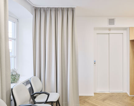 Modernisiertes Ärztehaus Dr. Liener Strasser in Schwaz, barrierefreie Praxisräume, klare Architektur, geplant von ROECK Architekten Innsbruck.