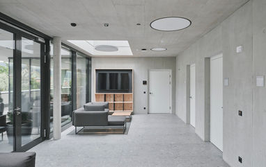 Fröschlhaus | Hall in Tirol | ROECK Architekten Innsbruck | Architekt Innsbruck | Architekt Fröschlhaus | Architekturbüro Hall | Betonfassade | Ortbeton | Handwerkskunst | Architektur Tirol | Karlheinz Röck | Matthias Röck | Fröschl Hall | Firmenzentral | Betongebäude