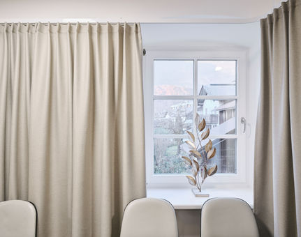 Modernisiertes Ärztehaus Dr. Liener Strasser in Schwaz, barrierefreie Praxisräume, klare Architektur, geplant von ROECK Architekten Innsbruck.