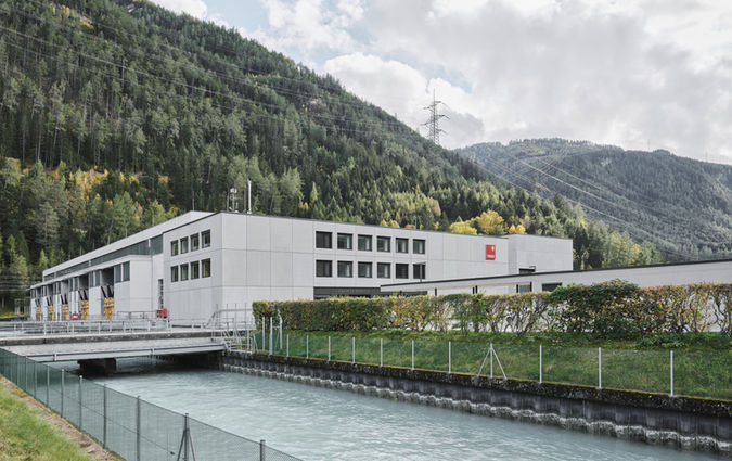 Das Kraftwerk Kaunertal zählt zu den größten Speicherkraftwerken Österreichs. Es wurde in der Zeit von 1961 bis 1964 erbaut und nutzt das rund 900 Meter hohe Gefälle zwischen dem hinteren Kaunertal und dem Inntal bei Prutz. Am Ende des Kaunertals befindet sich auf 1.660m Seehöhe der Speicherteich Gepatsch. Von 2012 bis 2016 investierte die TIWAG rund 170 Mio. Euro in die Erneuerung des über 50 Jahre alten Druckschachtes. Mit dieser Modernisierungsmaßnahme sicherte sie die technische Lebensdauer dieser Anlage.
Nun soll auch in den über 50 Jahre alten Hochbau des Kraftwerks Kaunertal investiert werden und das Architekturbüro ROECK Architekten aus Innsbruck wurde mit der Generalsanierung des Betriebs- und Werkgebäudes samt Montagehalle im Süden beauftragt.
ROECK Architekten | Architekt Innsbruck | Architekt Tiwag | Architekturbüro Tirol | Karlheinz Röck | Matthias Röck | Wasserkraftwerk | Generalsanierung Kraftwerk Prutz, Architekt erfolgreich, Architekturbüro Tirol, Architekt Innsbruck