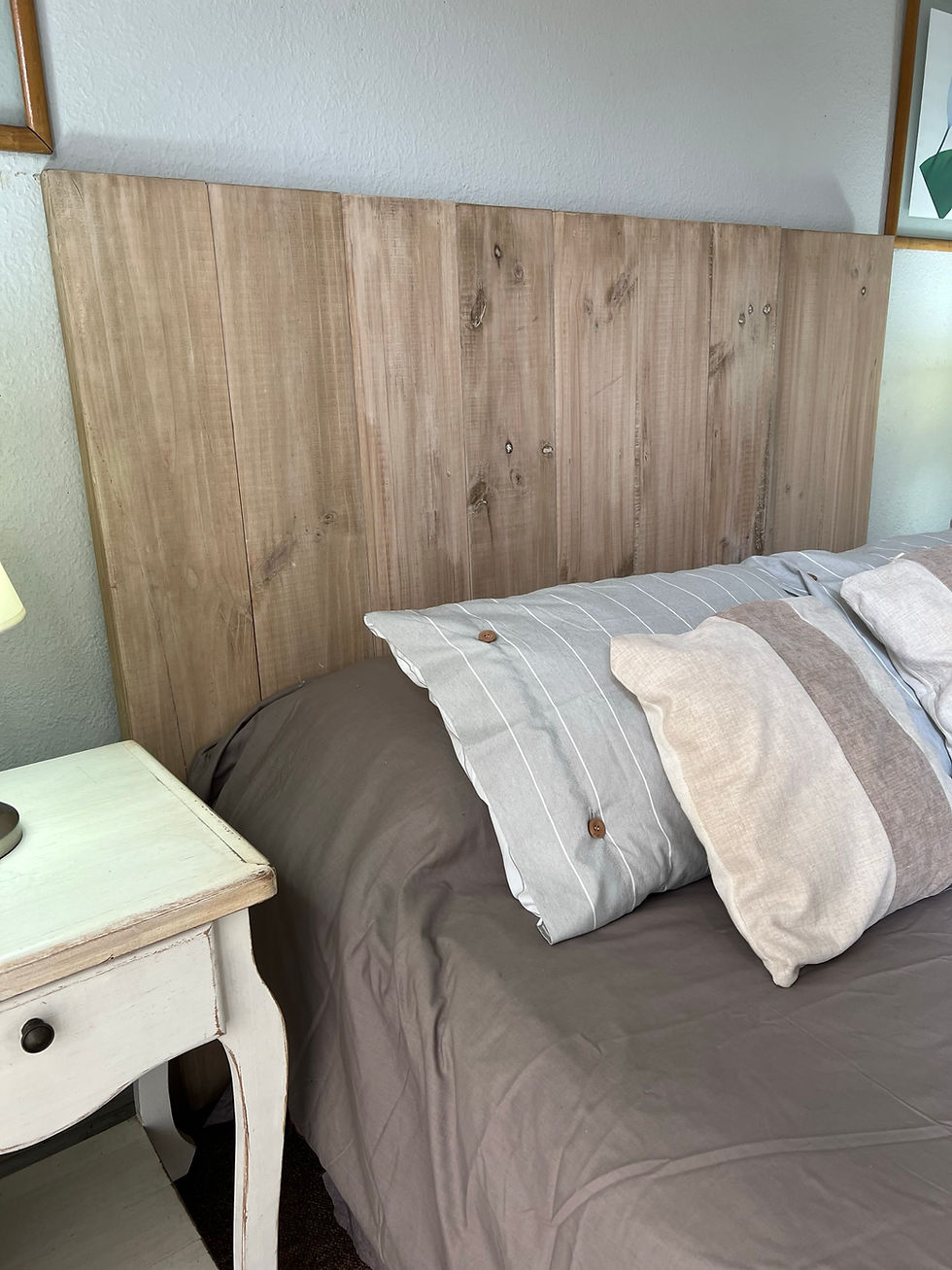 Miniatura: Respaldo de cama de tablas de madera