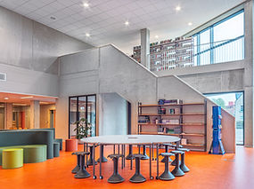 interieurfotografie van moderne school met open indeling en natuurlijk daglicht
