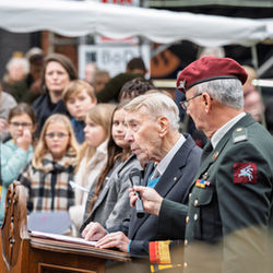 reportagefotografie van herdenkingsmoment met veteranen en publiek tijdens plechtigheid
