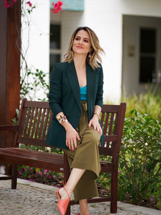 Quem disse que look de trabalho precisa ser só preto, branco, cinza, marinho?