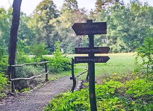 Hinweisschilder im Park von Schloss Ahlsdorf