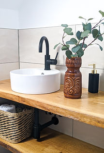 Modernes Badezimmer mit Deko