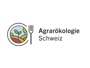 Logo d'Agrarökologie Schweiz. À gauche, un cercle contenant un tas de terre d'où pousse une jeune pousse. À droite, une fourche. Encore plus à droite, l'inscription Agrarökologie Schweiz.