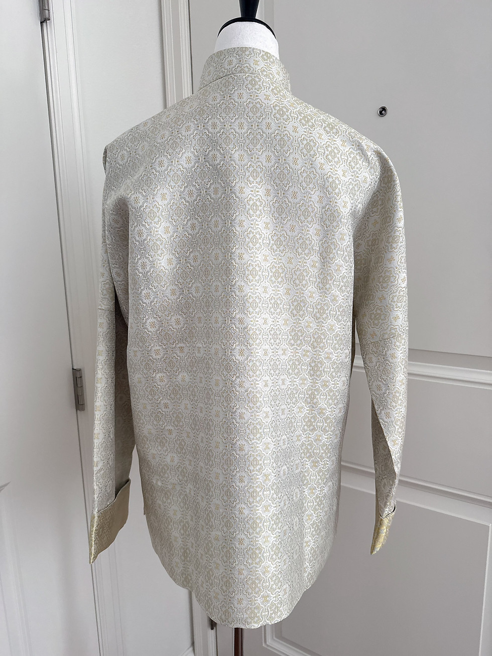 Thumbnail: Silver Traditional Retro Silk Stain Coat