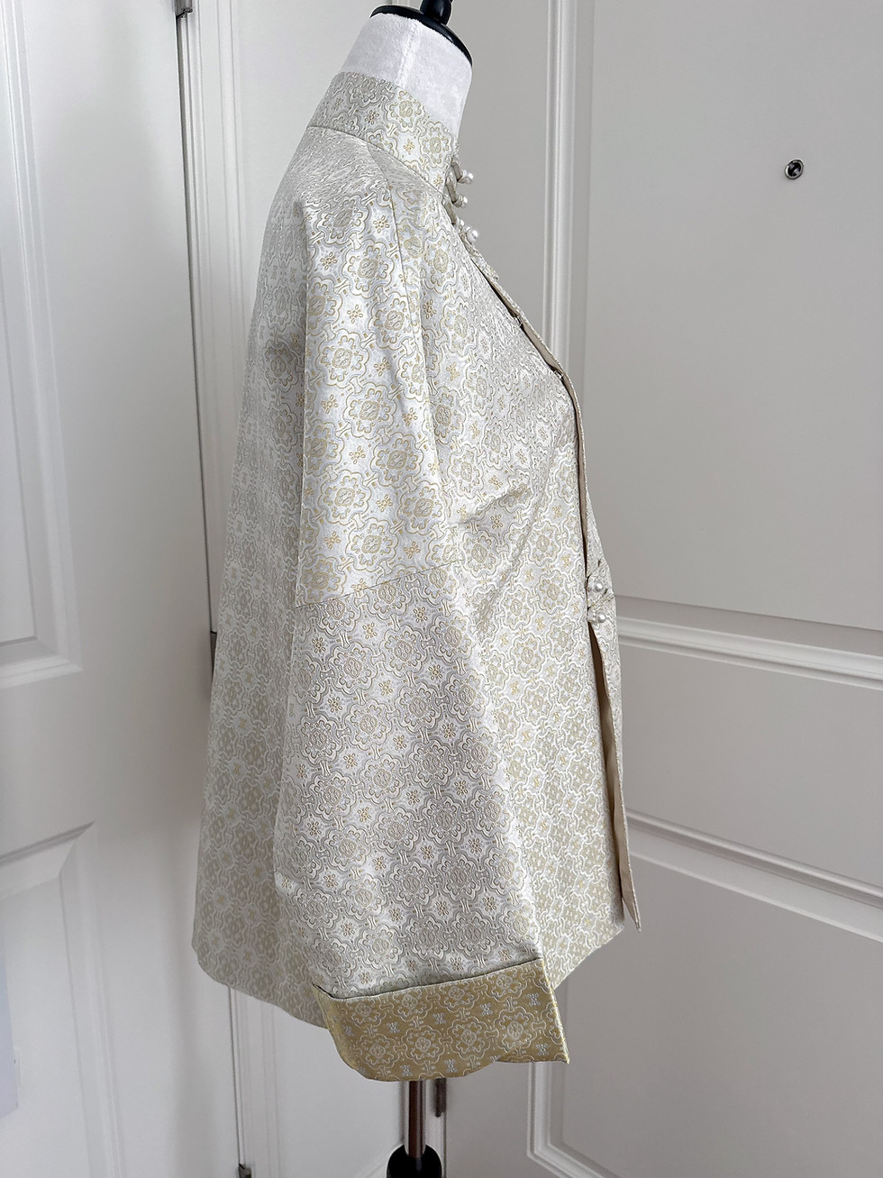 Thumbnail: Silver Traditional Retro Silk Stain Coat