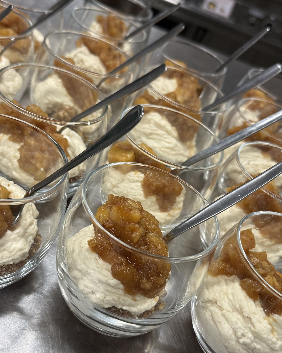 Crumble met kaneelmousse en appel