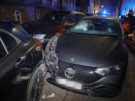 (W) Hohe Schäden bei Unfallflucht ohne Führerschein - Fahrer hatte bereits vor zehn Tagen für großen Polizeieinsatz gesorgt!