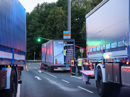 (SG) LKW drohte umzukippen - stundenlanger Großeinsatz von Polizei und THW