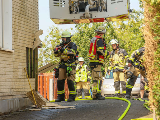 (SG) Fassadenbrand an Mehrfamilienhaus