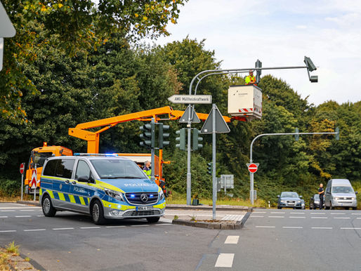 (W) LKW auf Irrfahrt beschädigte Ampeln und Bäume