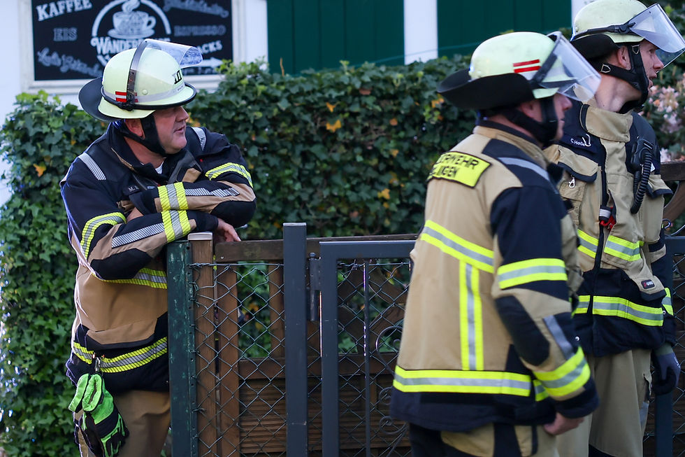 Viele Einsatzkräfte mussten bei dem Einsatz anpacken.