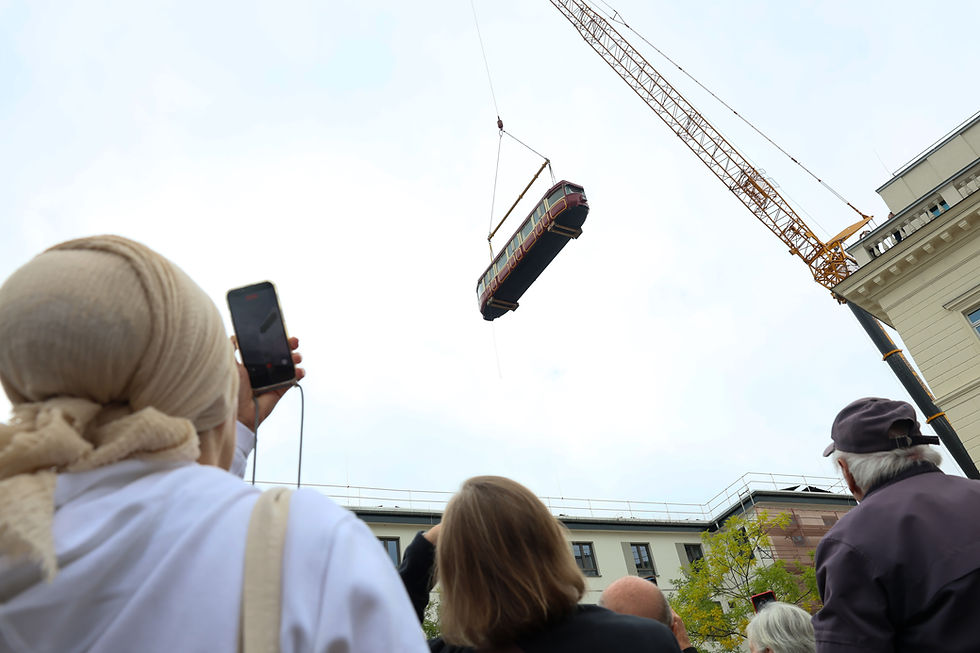 Hunderte Zuschauer verfolgten die spektakuläre Aktion am Bahnhofsgebäude.