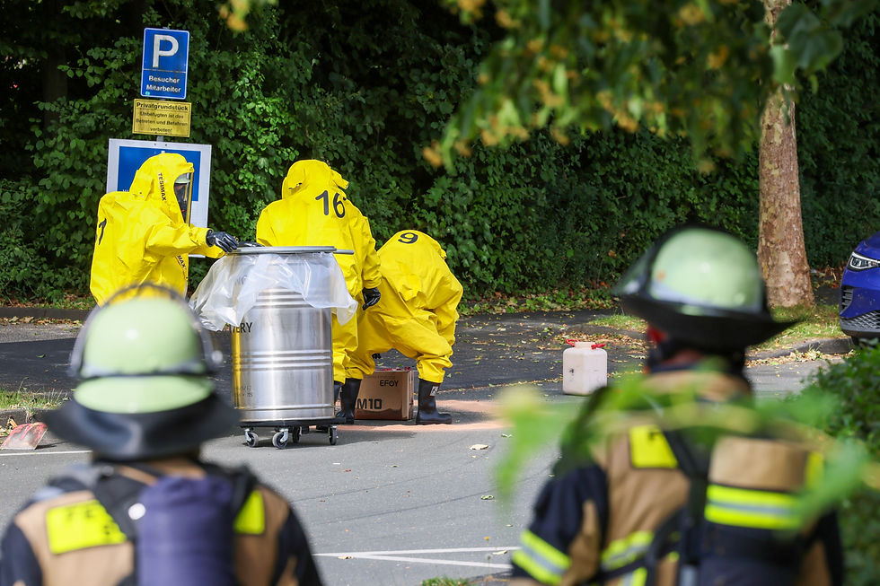 Mit Chemikalienschutzanzügen gingen die Einsatzkräfte zur Bergung des Paketes vor!