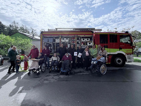(W) Feuerwehrleute spenden an Kinderhospiz