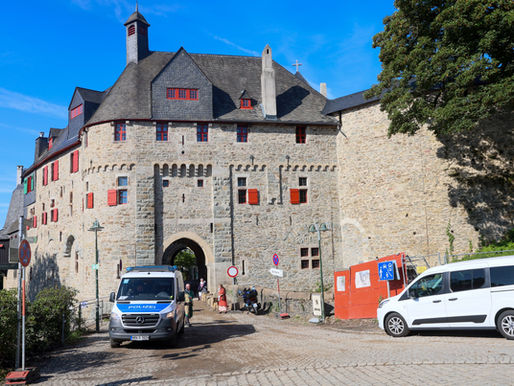 (SG/W) Polizei schützt Schloss Burg wegen Linksautonomen Postings