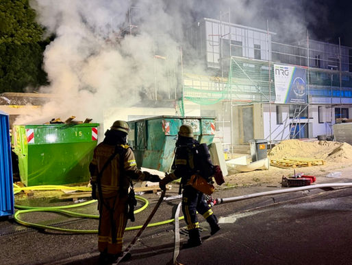 (RS) Containerbrand griff auf Garagendach über