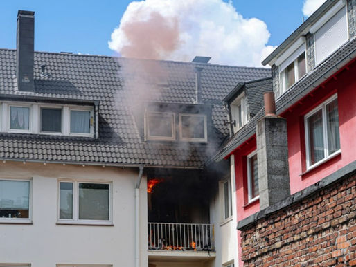 (W) Grill auf Balkon entzündete Gardinen und sorgte für Großeinsatz