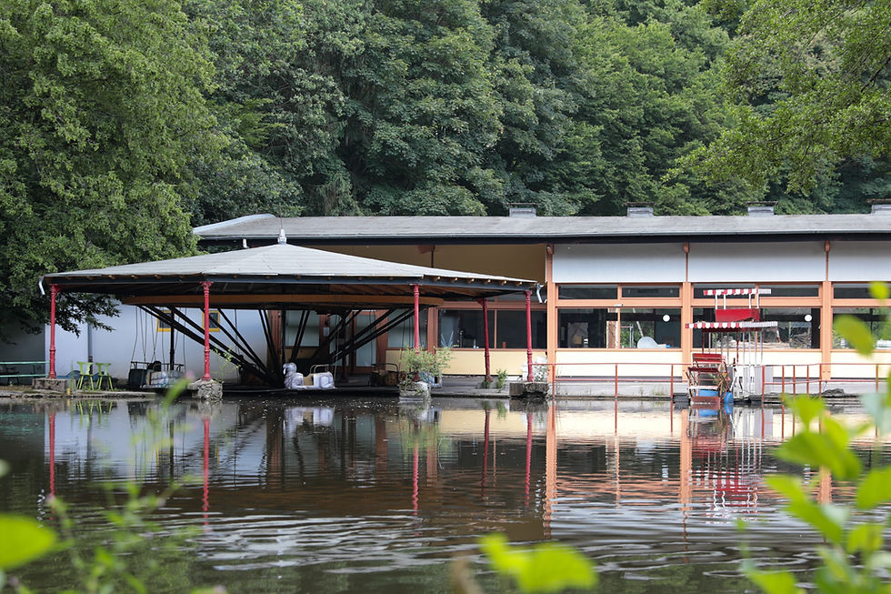 2021 war der Freizeitpark bereits geschlossen, historisches Wasserkarussel und Bayernhalle jedoch gut erhalten.