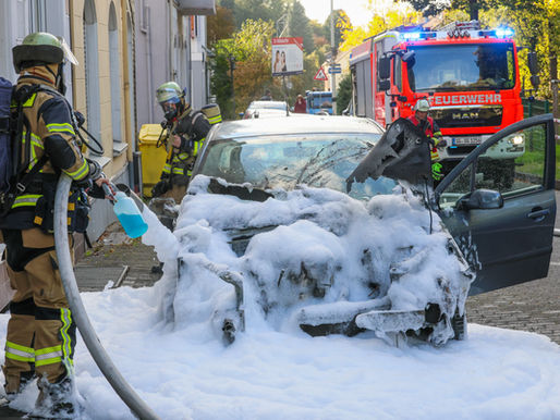 (SG) PKW stand lichterloh in Flammen