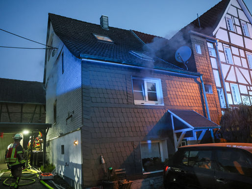 (SG) Lebensgefahr nach Wohnungsbrand - Feuerwehr holt Frau aus Brandraum