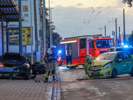 (SG) Mit BMW in Gegenverkehr geschleudert - drei Verletzte bei abendlichem Crash