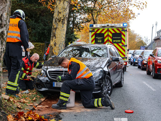 (W) PKW prallte bei Unfall gegen Baum