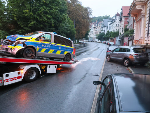 (W) Streifenwagen auf Einsatzfahrt schwer verunfallt