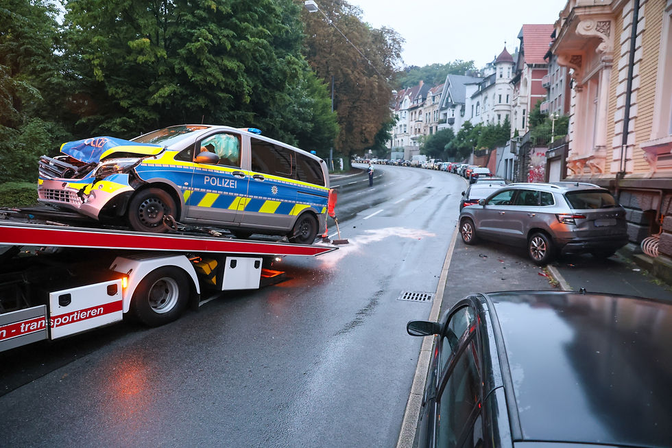 Auf der Briller Straße krachte der Streifenwagen in geparkte Fahrzeuge.