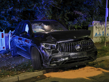 (SG) Mit hochmotorisiertem AMG aus der Kurve geflogen: Schwerer Crash in Ohligs