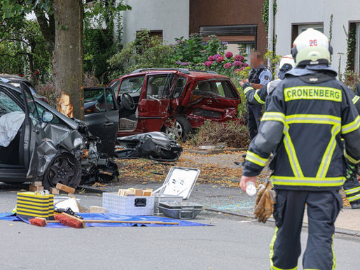 (W) Feuerwehr musste Autofahrer nach Crash aus zerstörtem PKW retten