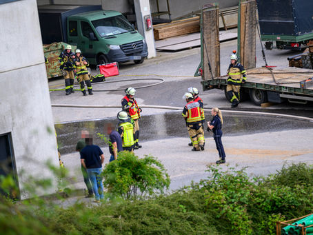 (SG) Brand auf einem Gewerbehof - mehrere Paralleleinsätze in Solingen