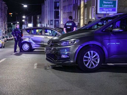 (W) Drei Fahrzeuge bei abendlichem Unfall beschädigt