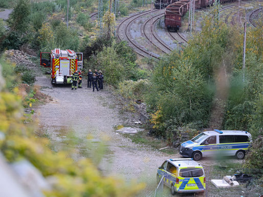 (W) Unrat brannte an Bahntrasse in Wuppertal