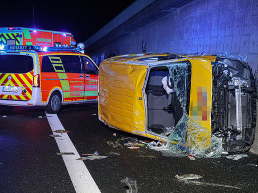(W) Transporter auf A46 überschlagen - Feuerwehr befreite zwei Schwerverletzte!