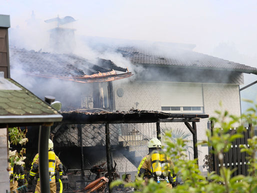 (ME) Großbrand in der Ohligser Heide - Mehrfamilienhaus in Flammen