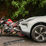 (RS) Motorrad blieb bei Crash in PKW stecken