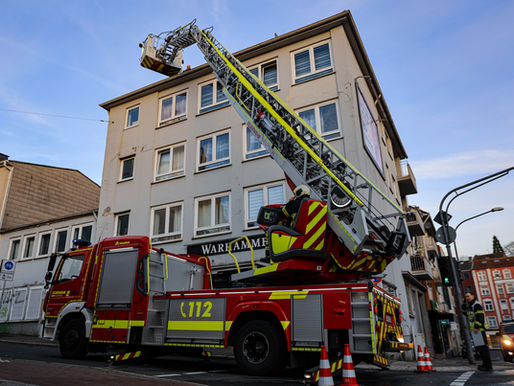 (W) Dachziegel von Mehrfamilienhaus geworfen
