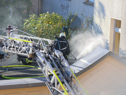 (W) Fassadenbrand griff auf Dachstuhl über