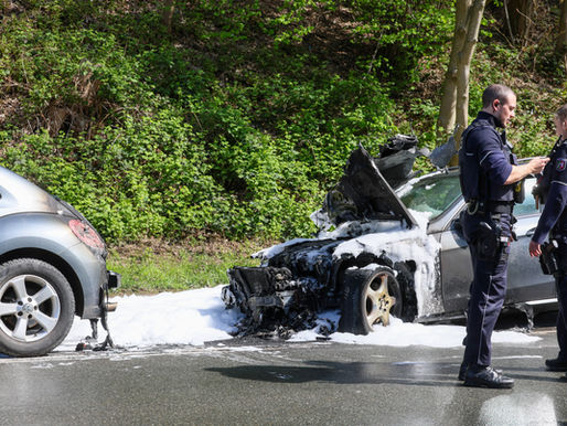 (SG) Fahrzeug ausgebrannt - geparkter Wagen erheblich beschädigt