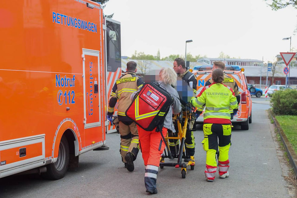 Rettungskräfte brachten das Opfer nach dem Machetenangriff in ein Krankenhaus.