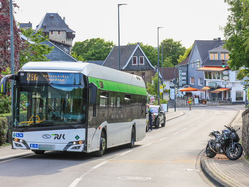(SG) Mit gestohlenem Motorrad frontal in Linienbus geprallt - Fahrer flüchtet fußläufig