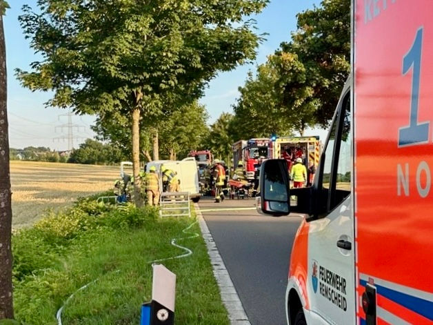 Der Kleintransport prallte gegen einen Baum.